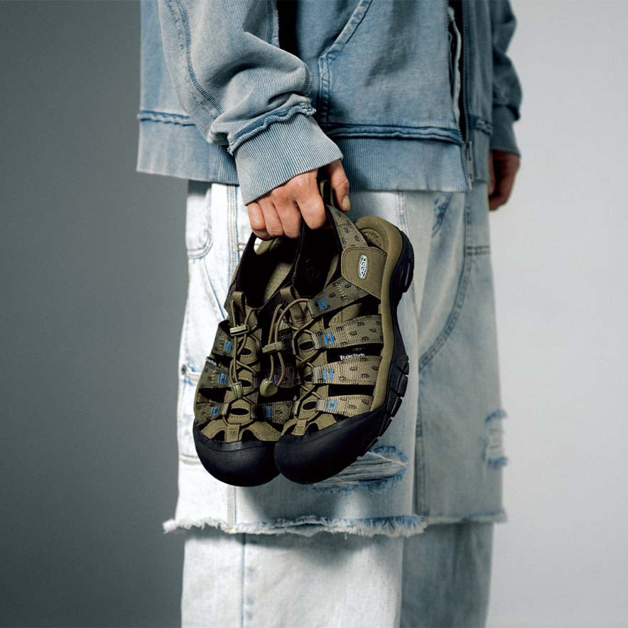メンズ ニューポート レトロ サンダル KEEN × Études Studio 11