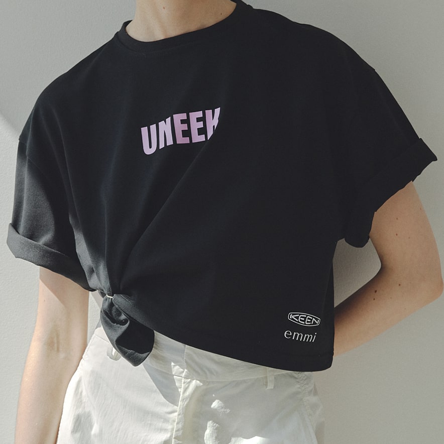 emily品 ウィメンズ ショートレングス ティー KEEN x emmi | Black | KEEN公式
