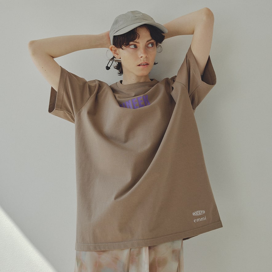 ウィメンズ ルーズフィット ティー KEEN x emmi | Timberwolf | KEEN