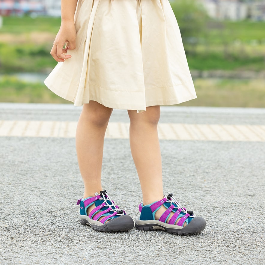 ビッグキッズ サンダル Ι ニューポート バウンドレス | KEEN公式