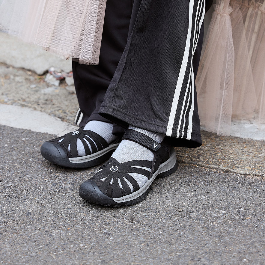 ウィメンズ ローズ サンダル | Black/Neutral Gray | KEEN公式