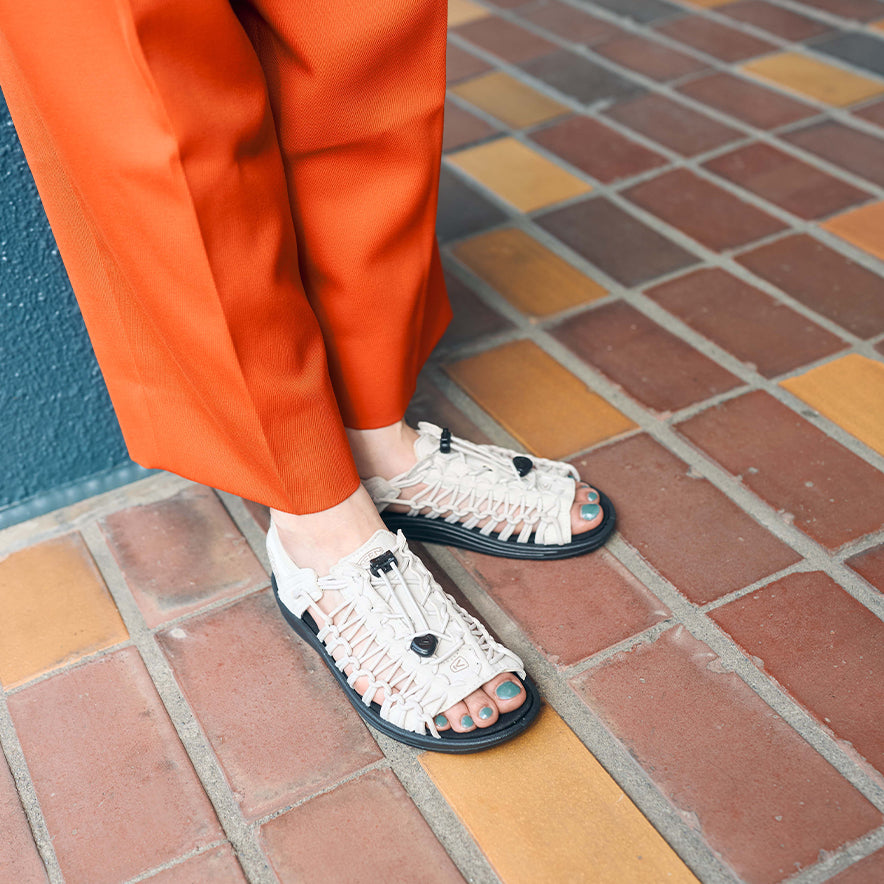 ウィメンズ ユニーク ツー オーティー | Silver Birch/Black | KEEN