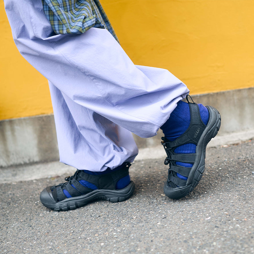 KEEN ブルー ウィメンズ ニューポート エイチツー | Triple Black | KEEN公式