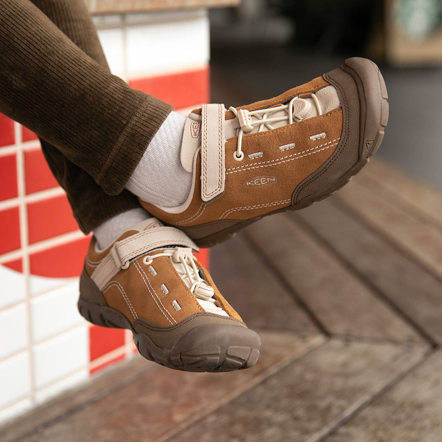 ビッグキッズ ジャスパー ツー スニーカー | Chipmunk/Birch | KEEN